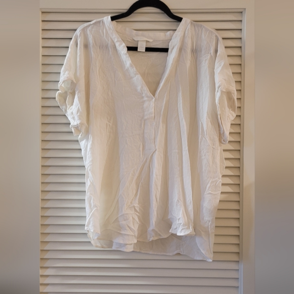 H&M- White Lightweight Short-Sleeve V-Neck Top